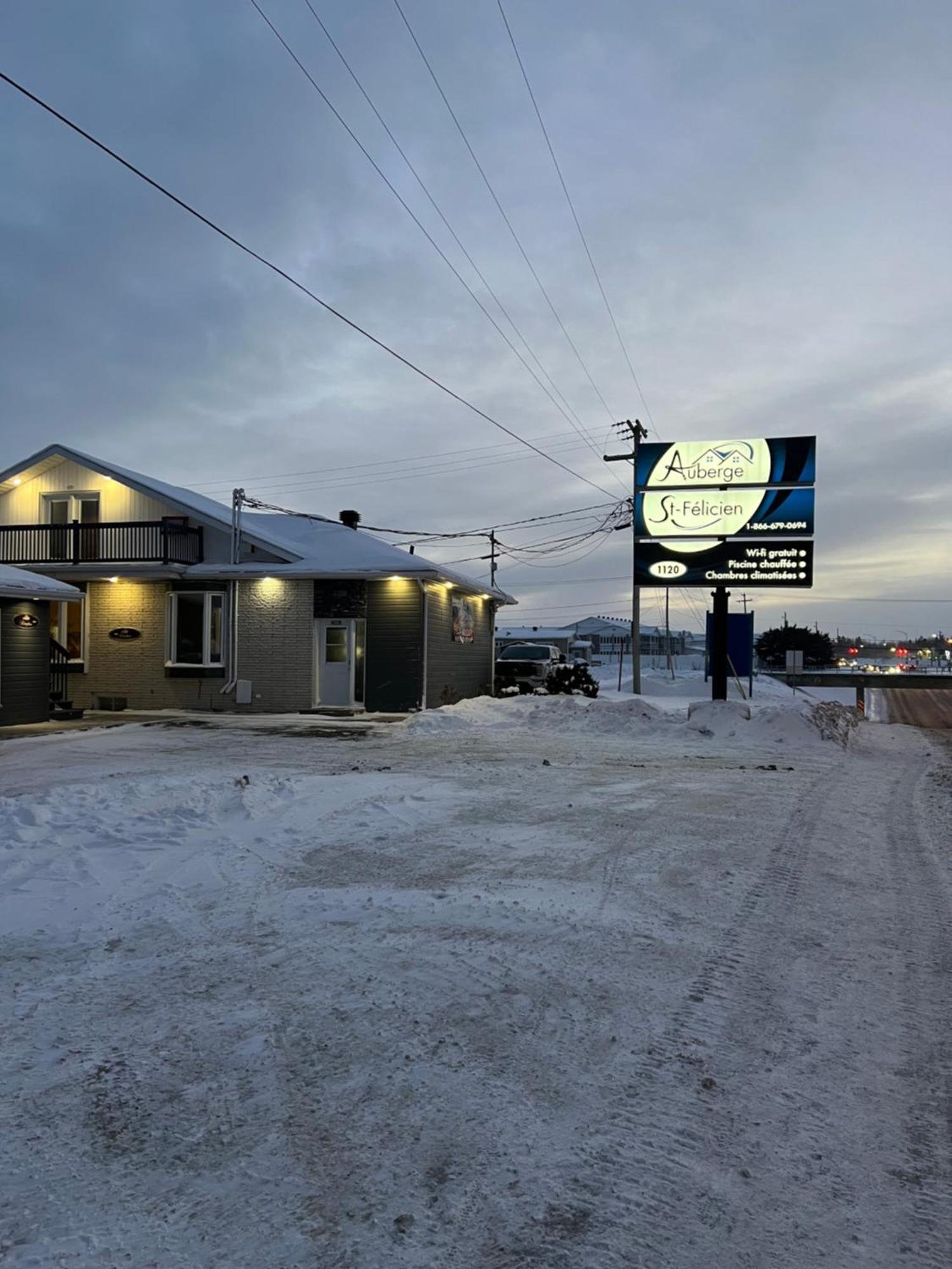 Hotel Auberge St-Felicien Saint-Félicien Exterior foto